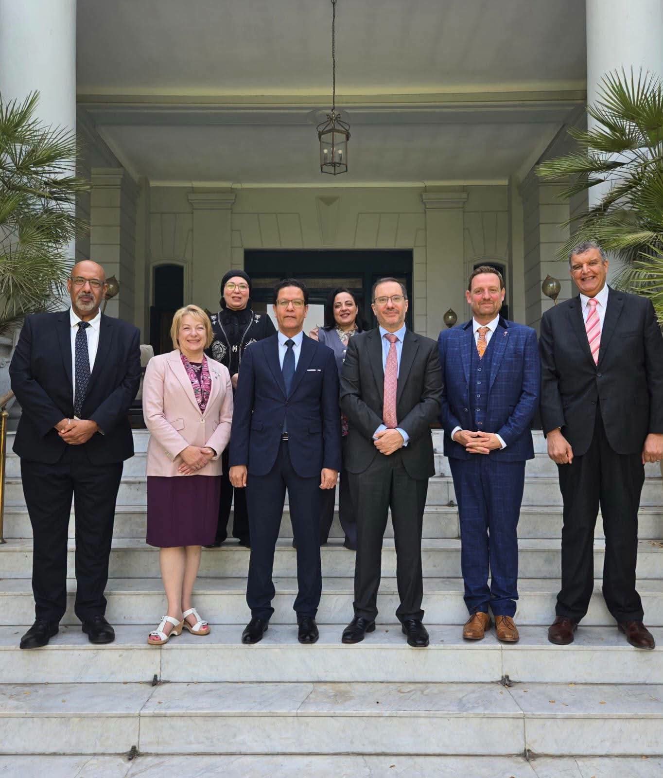 السفير البريطاني بالقاهرة ورئيسا جامعتي بنها وكانت السفير البريطاني بالقاهرة ورئيسا جامعتي بنها وكانت